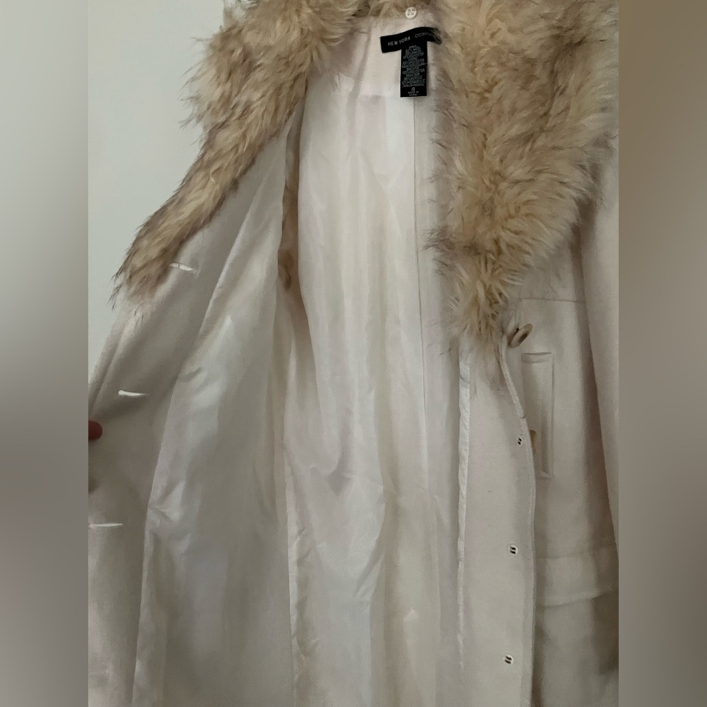 Cream / White Wool blend Coat with Fur Collar. - Picture 3 of 7
